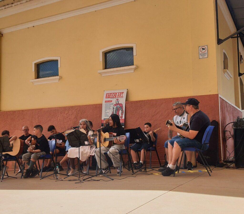 Apresentação de violão dos alunos da Studio Art